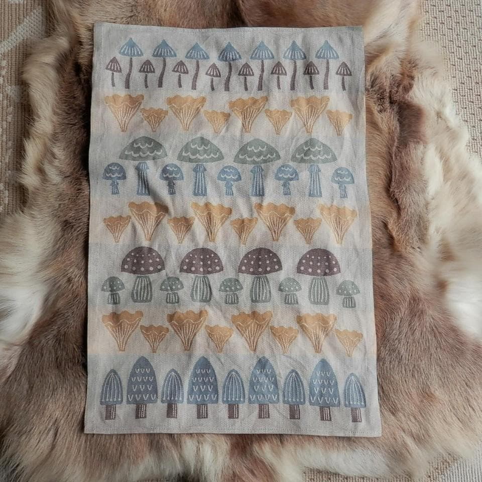 トナカイ毛皮　赤毛　きのこマット付き