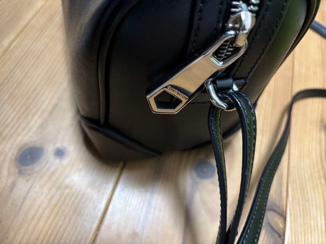 Givenchy ブラック レザー ハンドバッグ