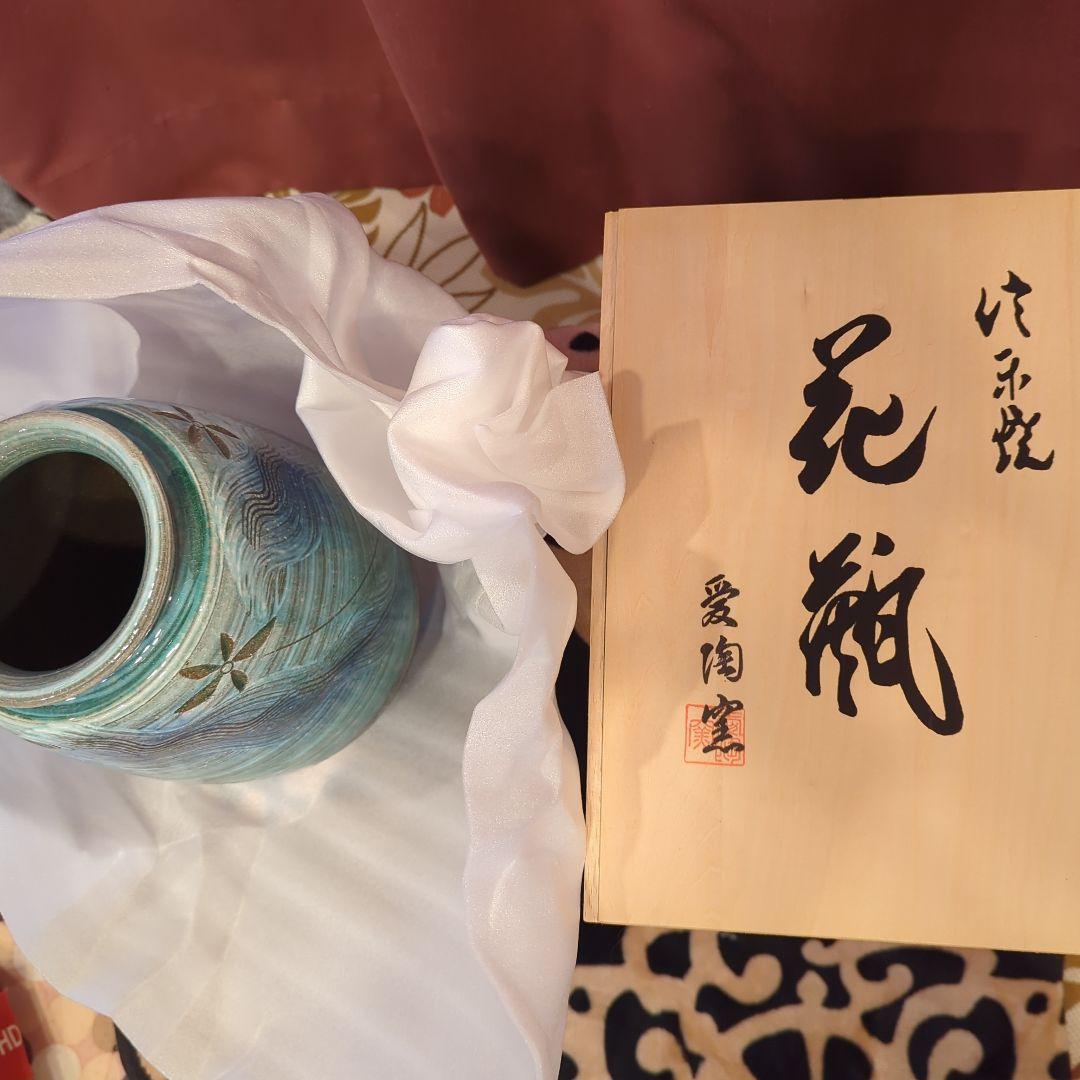 青と緑の波模様の陶芸花瓶