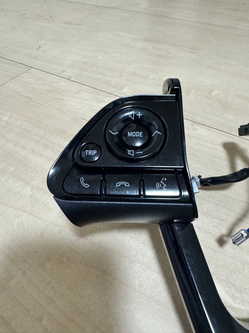 プリウス　50 後期　ステアリング　スイッチ