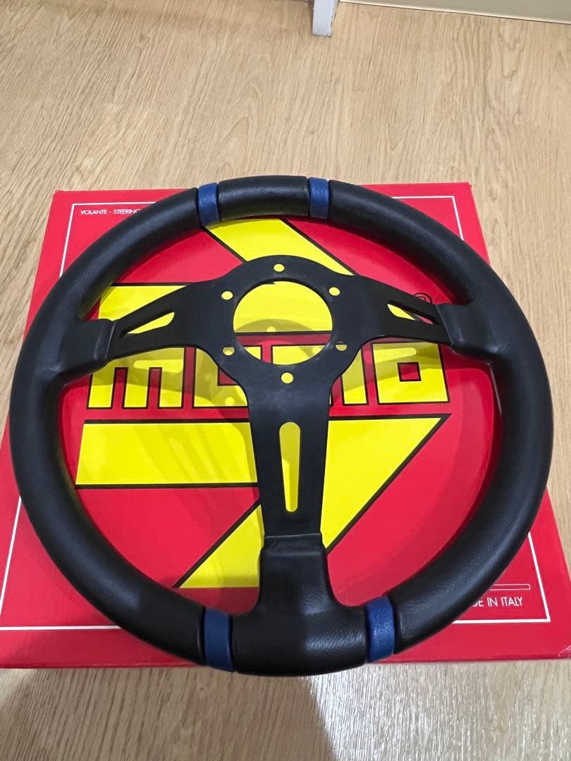 MOMO ステアリングホイール