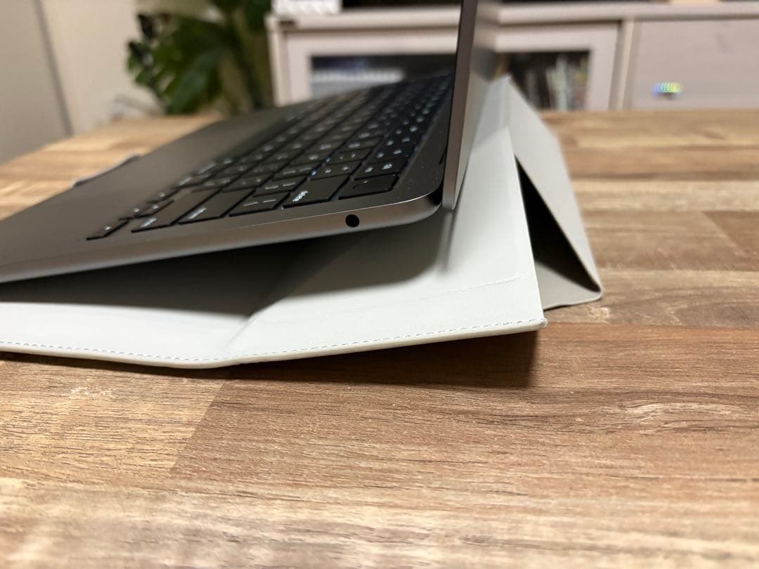 MacBook Air 13インチ M2チップ【MOFT PCケース付】