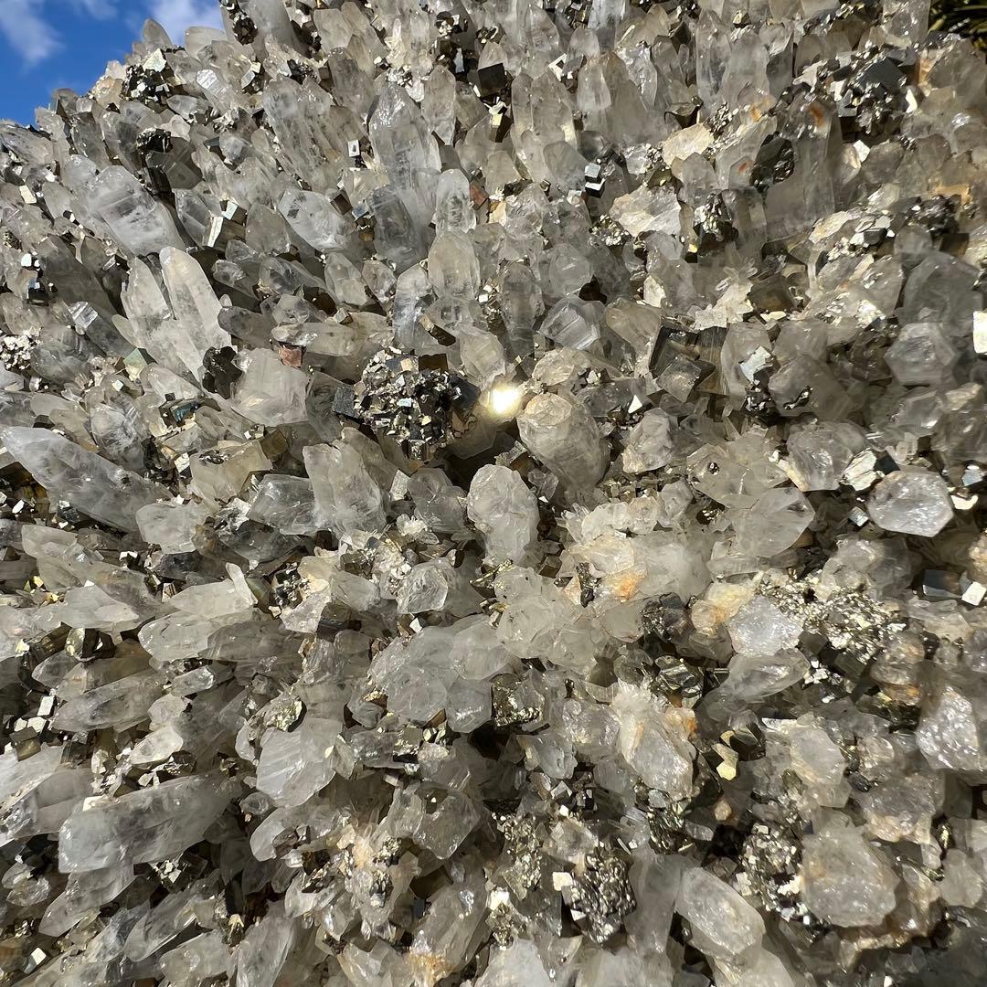 ✨ゴールドの煌めき✨金運招来✨パイライトイン 水晶クラスター 原石 天然石 置物