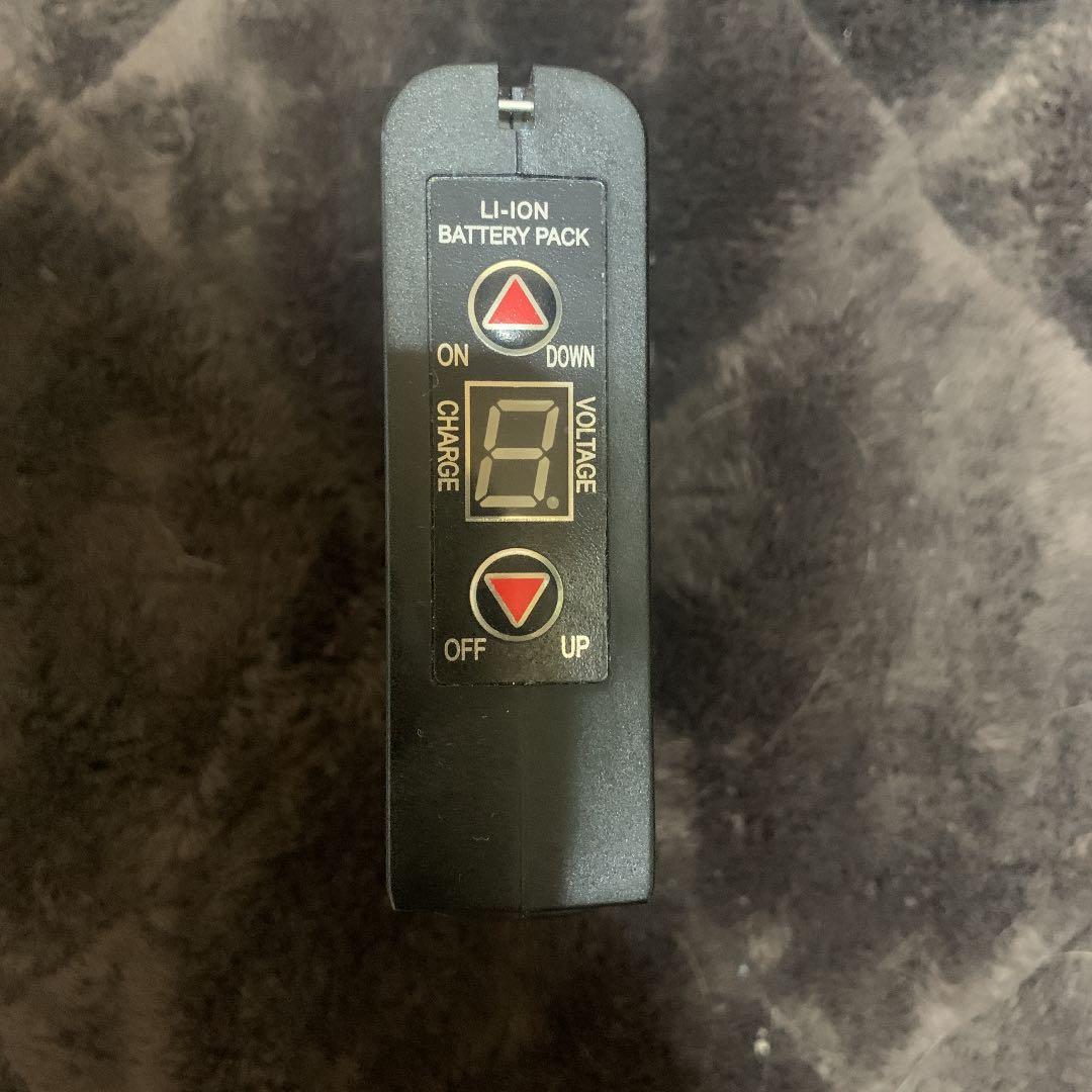 空調服のバッテリー、充電器、配線コードのセットです