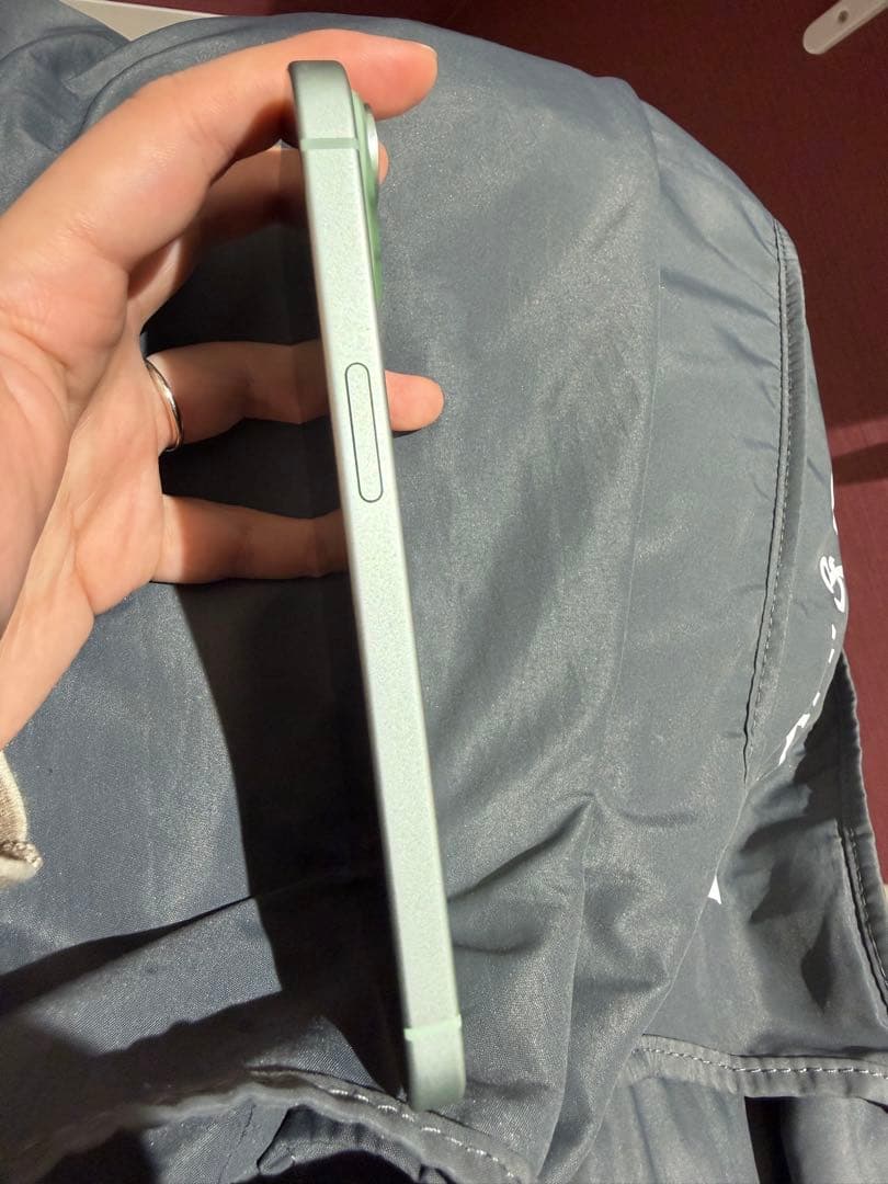 【こーちゃん】iPhone15 256GB グリーン