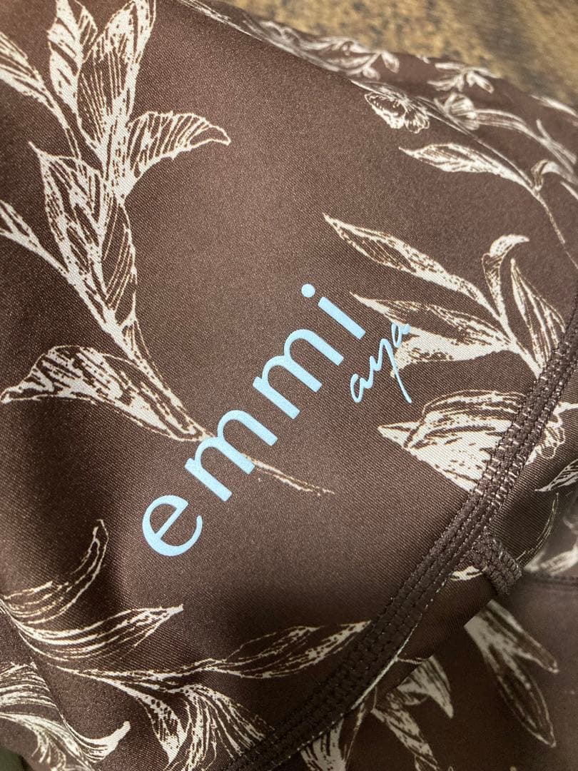 極美　emmi×ayaエミヨガ×アヤ　コラボ　ヨガウェア　ブラウン　ボタニカルS