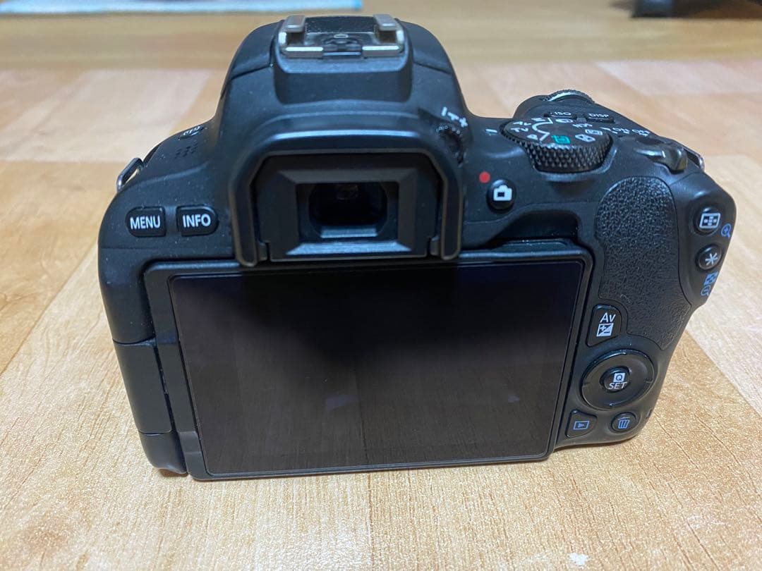 Canon EOS Kiss X9 18-55mm レンズ付き