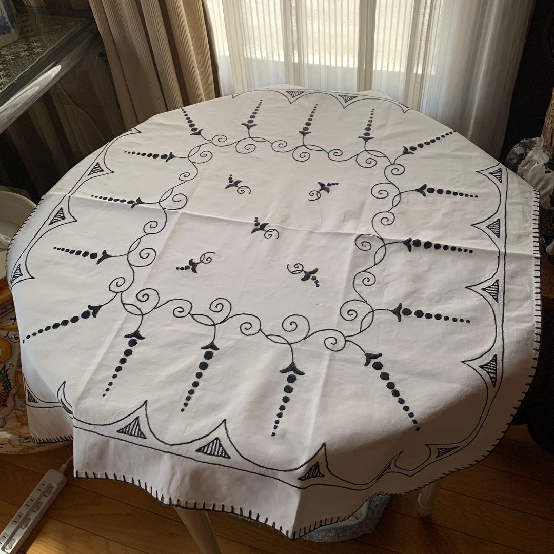 フランスアンティーク　モダンに黒糸で刺繍されたアール・ヌーヴォーの雰囲気が最高