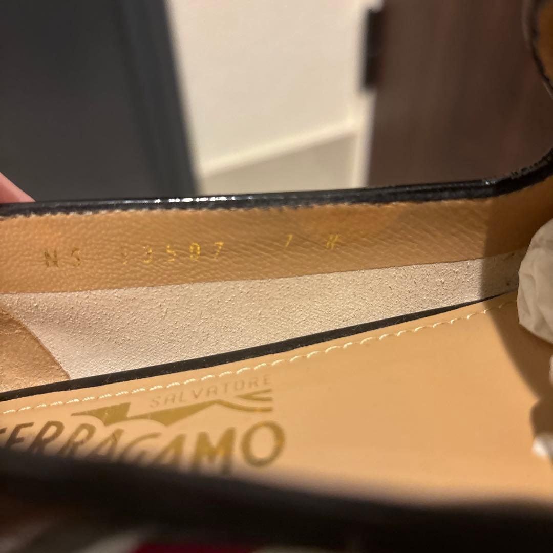 FERRAGAMO ブラックフラットシューズ
