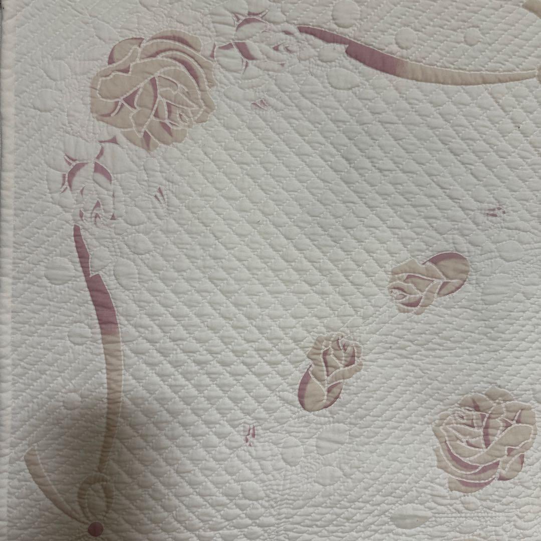 ハンドメイドホワイトキルトのタペストリー