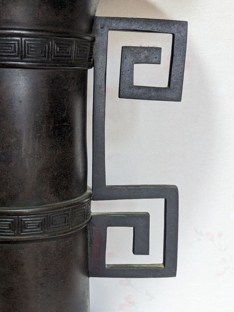 ♦古作 古銅 鎚起 盤口形 雷文様形双耳 三足 花器 大正時代 明治時代 骨董品