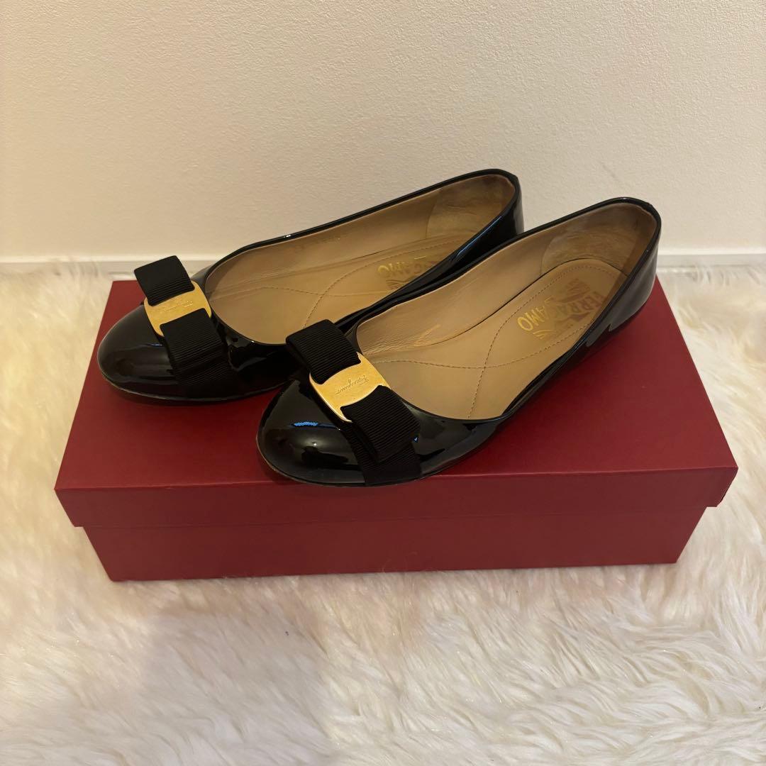 週末セール！Ferragamo フラットシューズ ヴァリナ ブラック