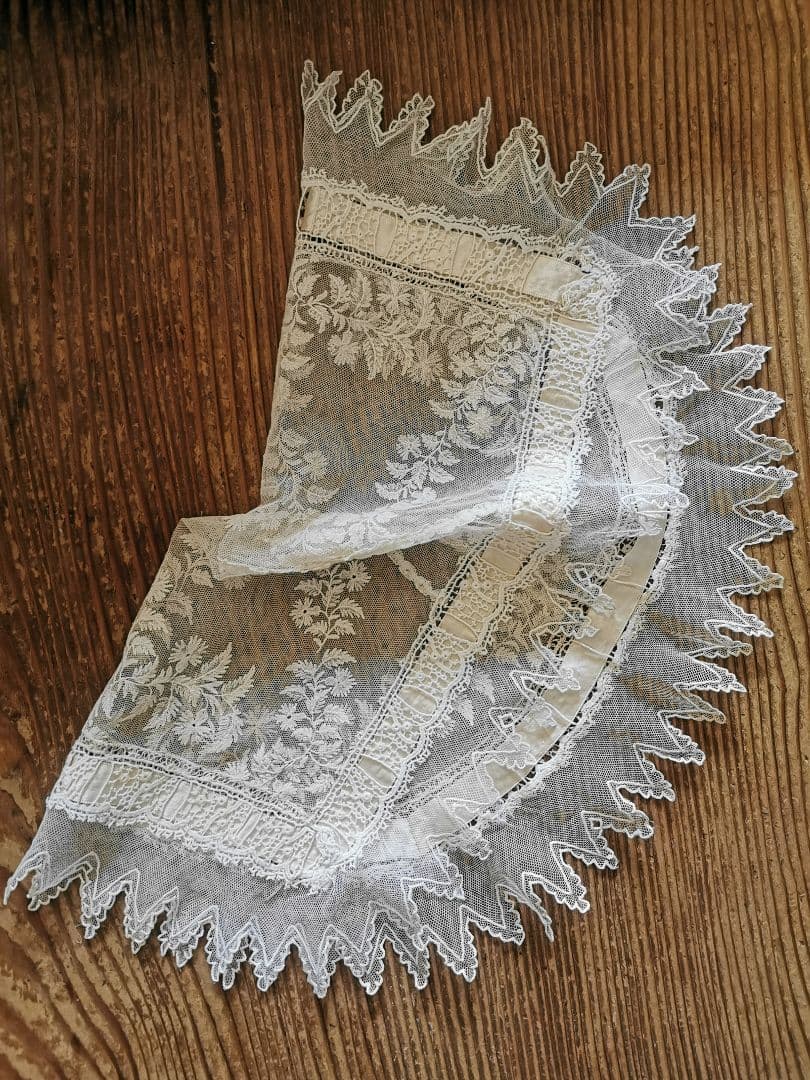 アンティークフランス シルクリボン＆スカラップレース 盛り上げ刺繍ドイリー