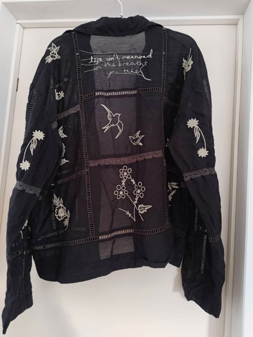 もりもです。刺繍入り黒長袖シャツ