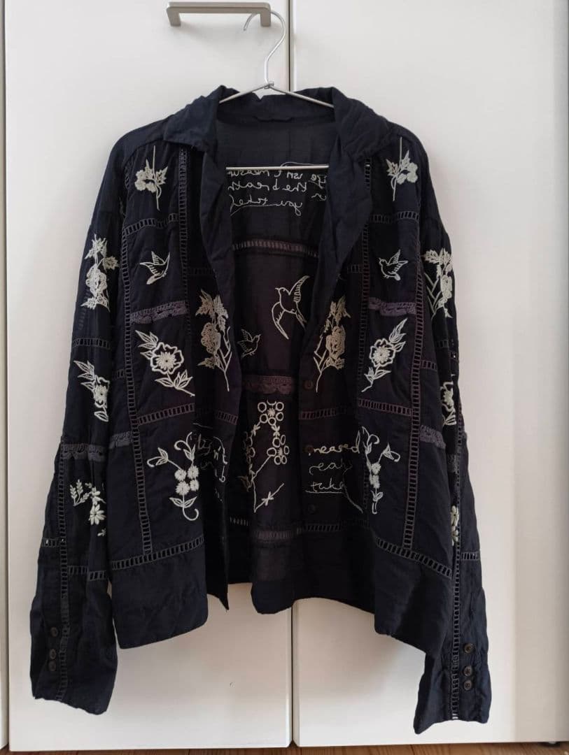 もりもです。刺繍入り黒長袖シャツ