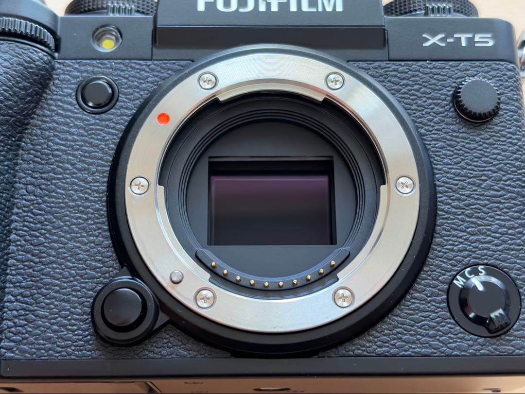 【極美品】富士フイルム X-T5 ボディ シャッター6,742回 多言語モデル