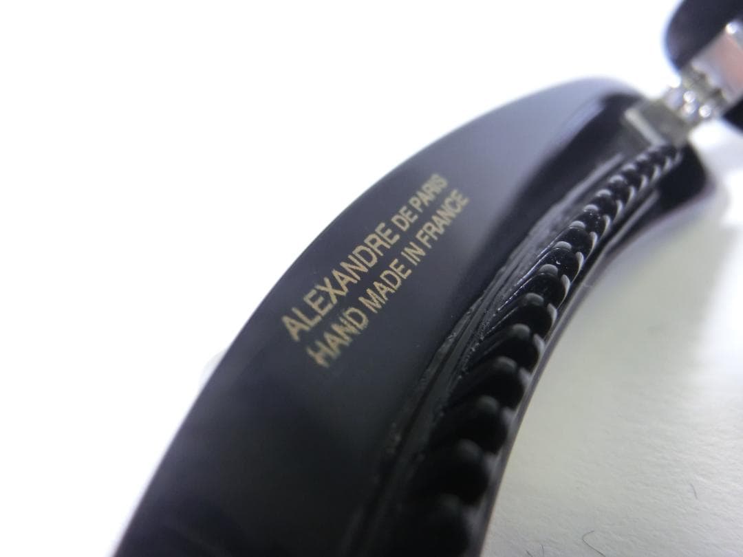 パールとクリスタルの装飾の黒いバナナクリップ