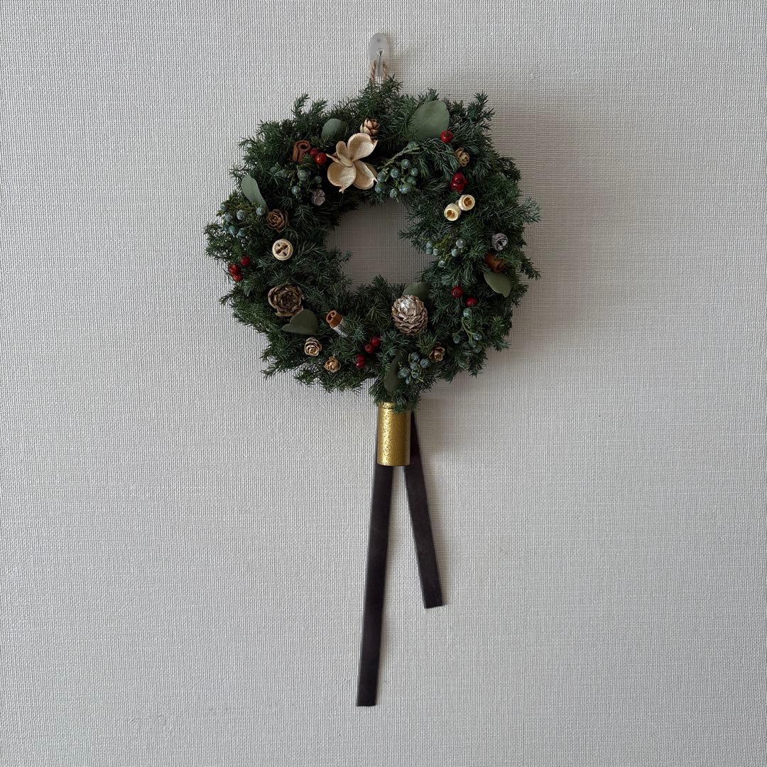 コニファーのクリスマスリース　ベル付き　ドライフラワー