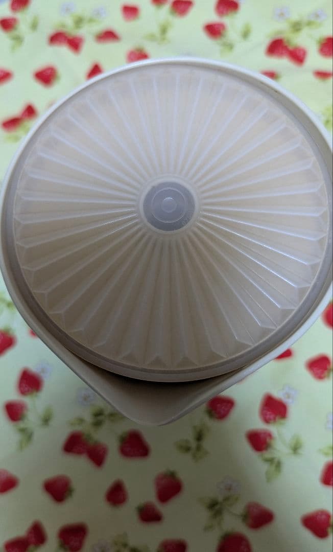 赤字値下げ！クリーム色の大容量ピッチャー