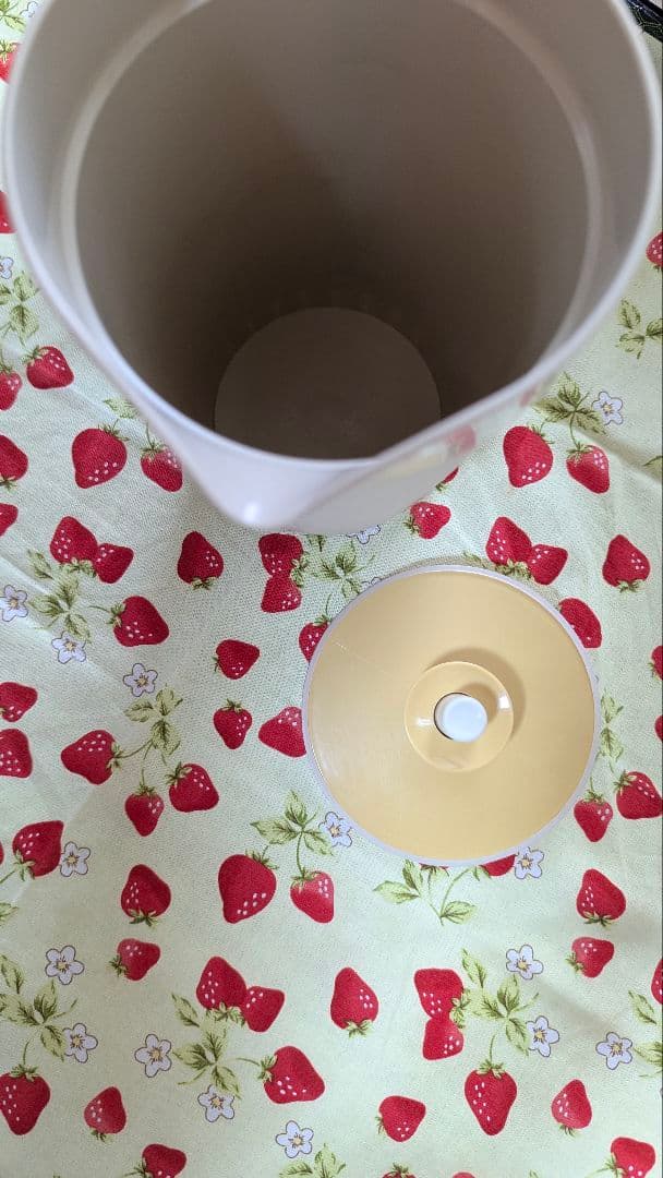 赤字値下げ！クリーム色の大容量ピッチャー