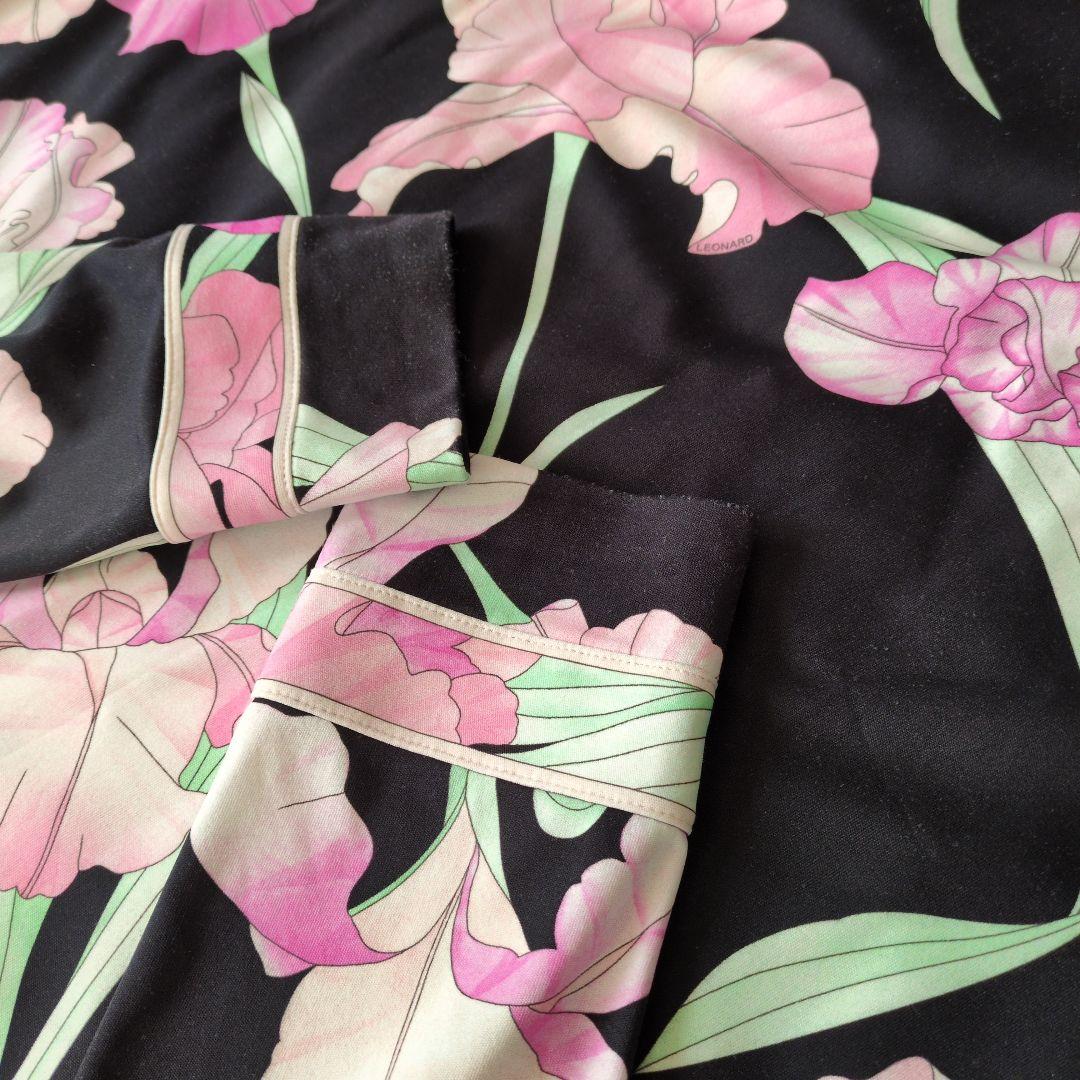 黒地ピンク花柄長袖ワンピース