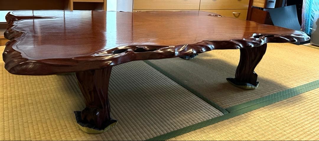 しっかりとした重みのある「欅1枚板」の座卓