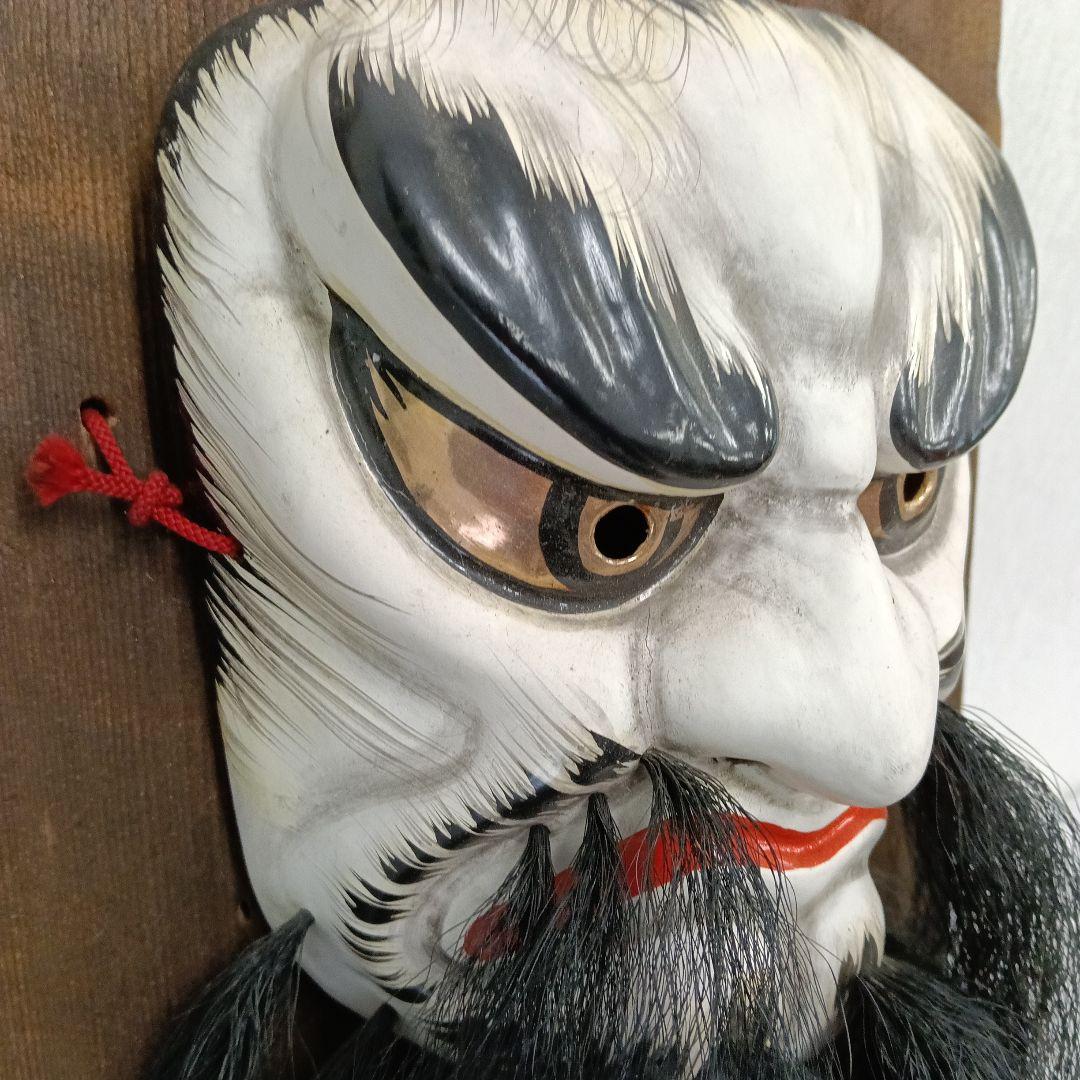 (被れる)神楽面 伝統的な木製面