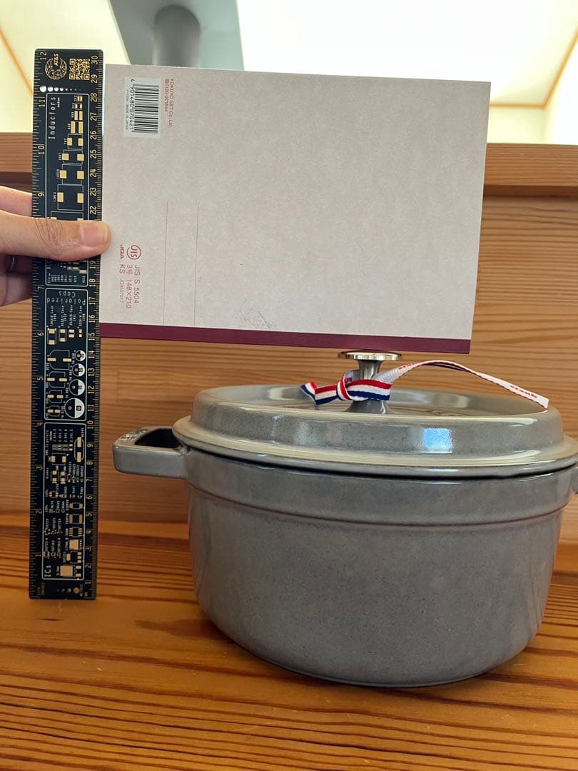 STAUB ココット 22センチ　グレー リボン付き