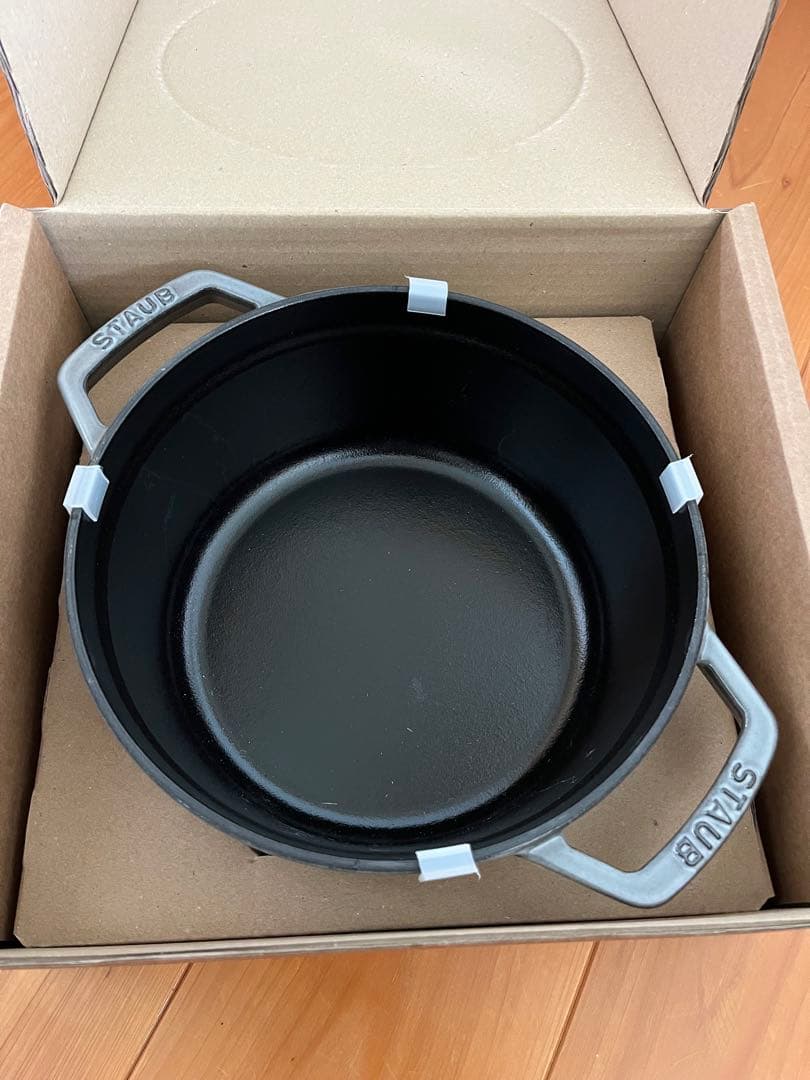 STAUB ココット 22センチ　グレー リボン付き