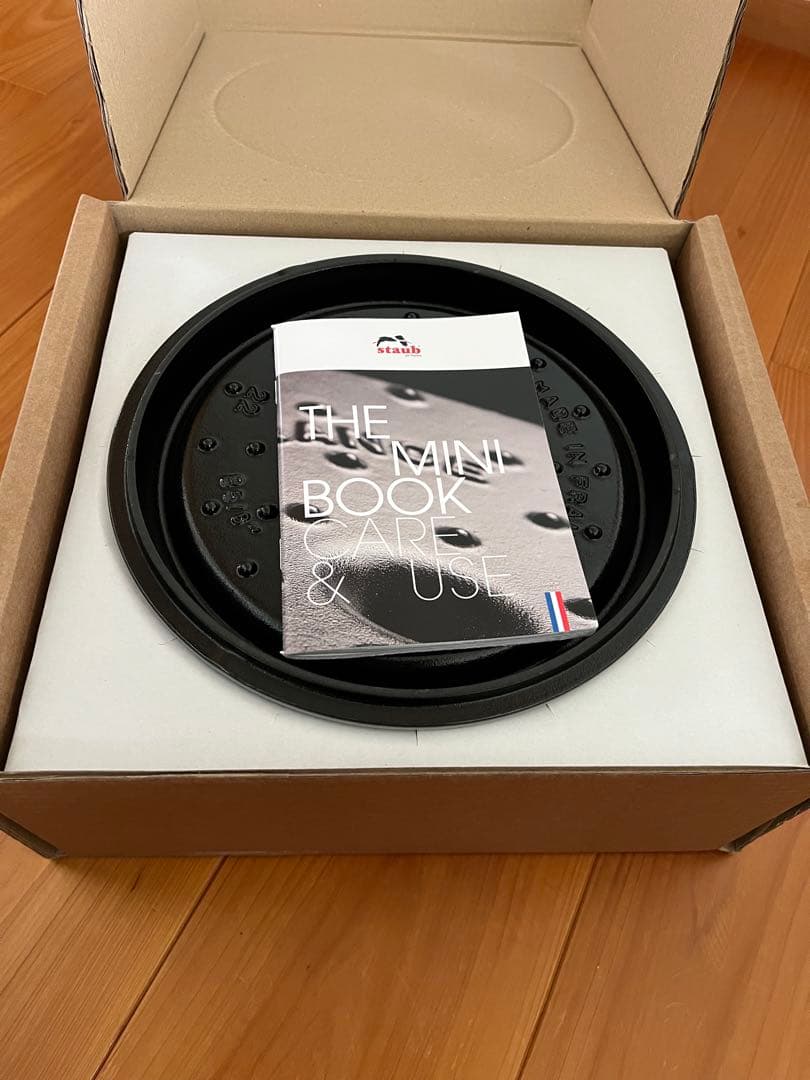 STAUB ココット 22センチ　グレー リボン付き