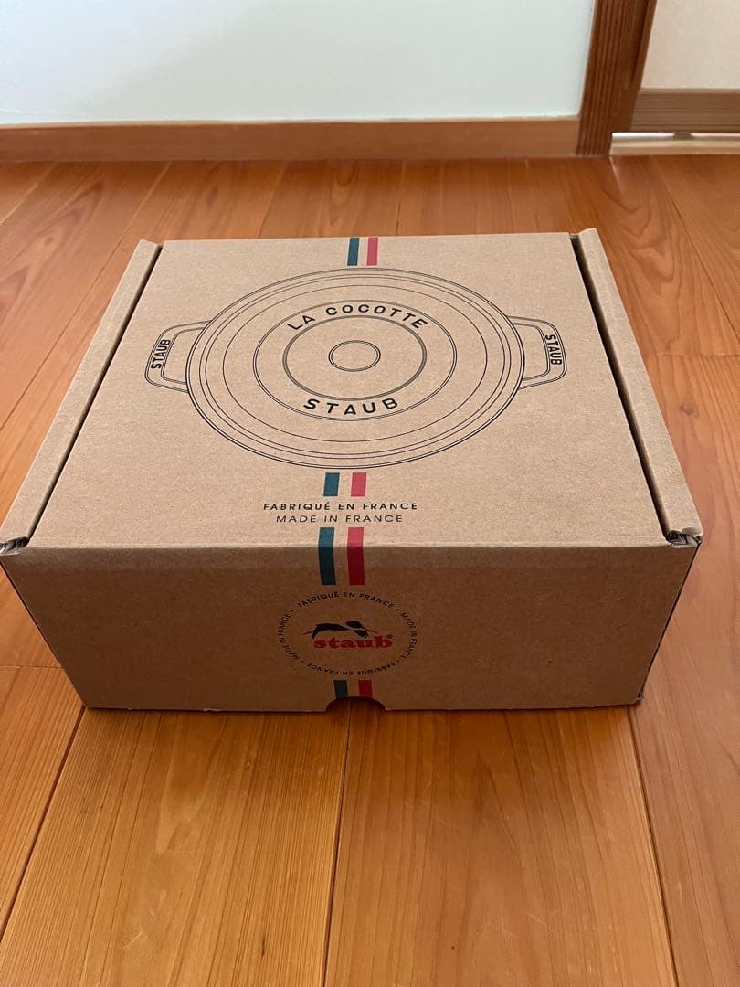 STAUB ココット 22センチ　グレー リボン付き