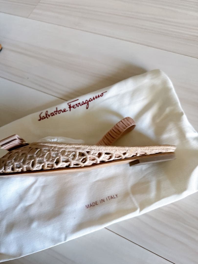 Salvatore Ferragamo ベージュ サンダル