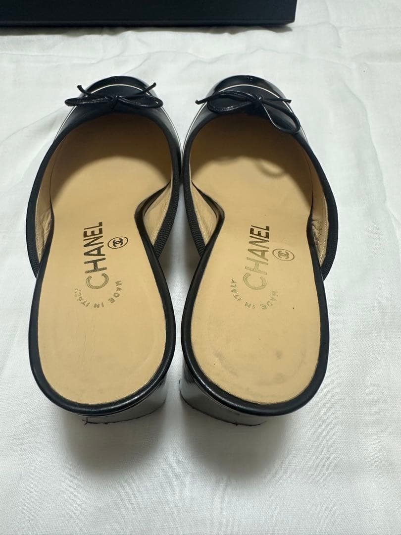 CHANEL ブラックレザー ミュール リボン付き