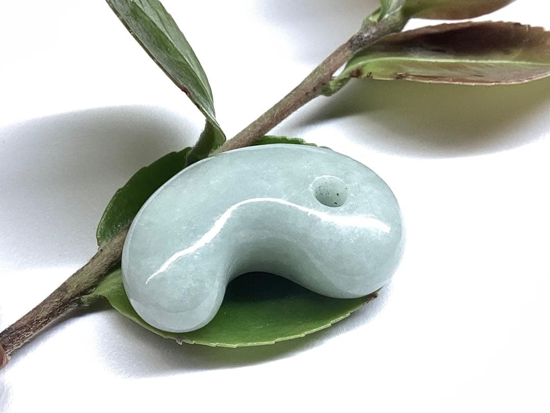 ✳本物翡翠を守護石に　糸魚川翡翠勾玉　吉祥開運の守護石に　鑑別書取得の本物です‼️