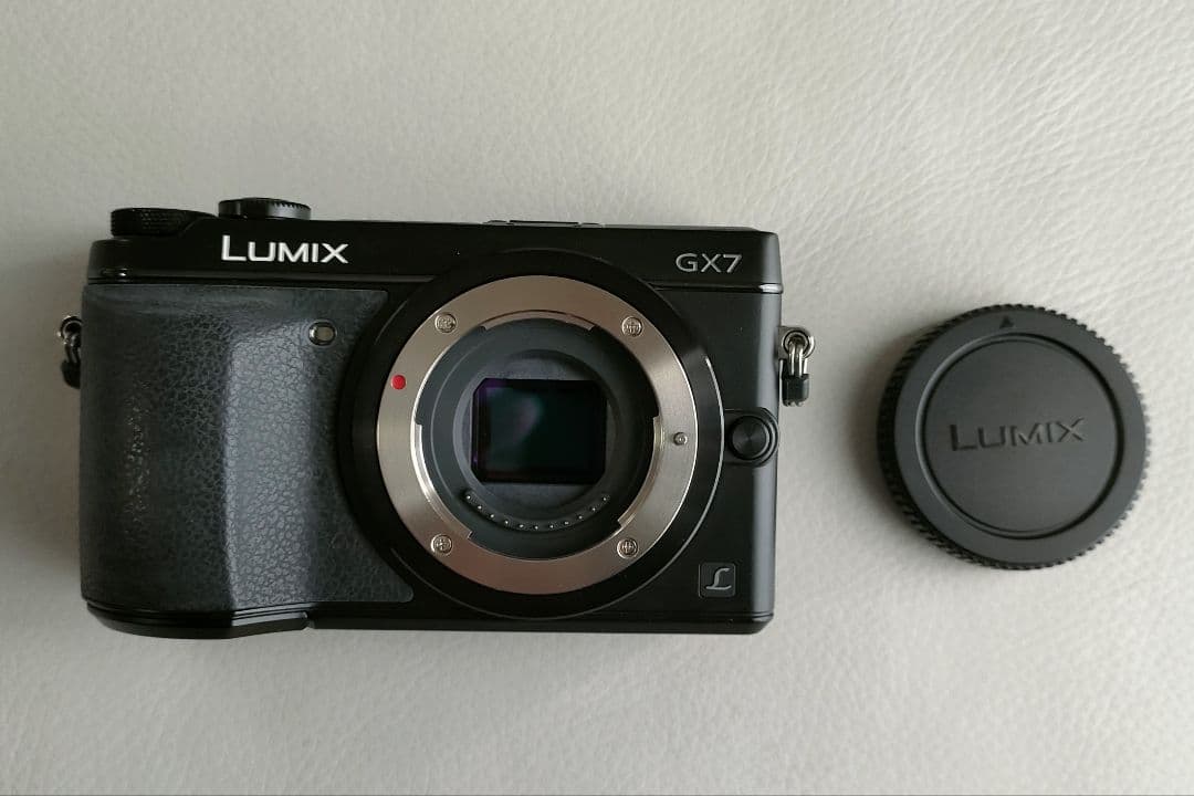 LUMIX GX7本体 バッテリー 充電器 ストラップ キャップ　オマケ有り