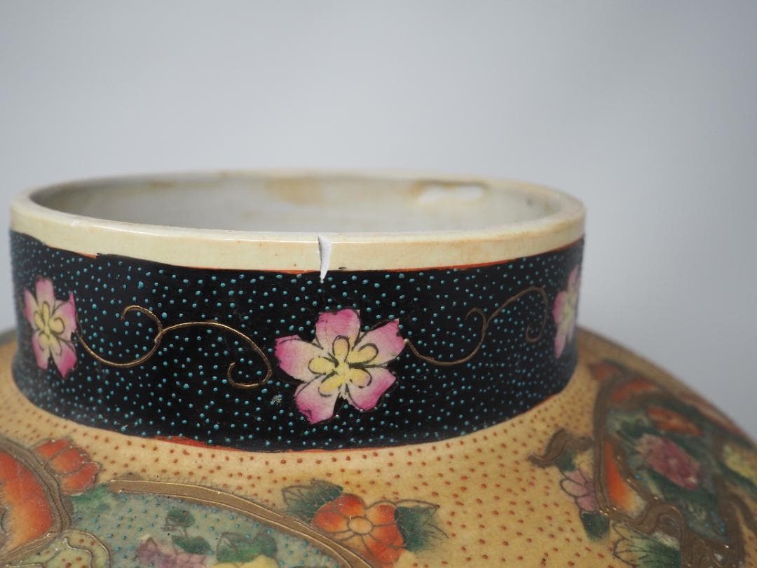 薩摩焼　金彩絵付壺　-SO