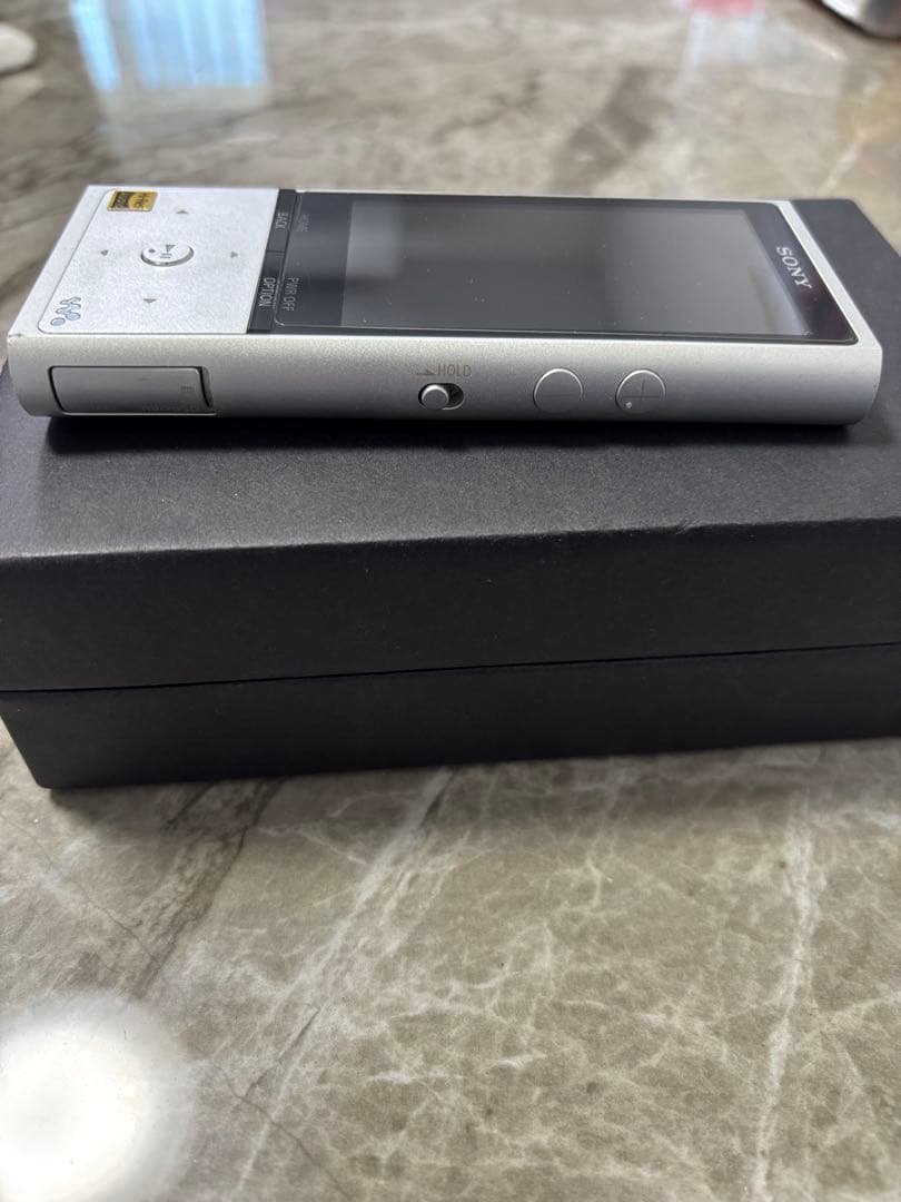 SONYウォークマンNW-ZX100 128GB　ケーブル付属、液晶フィルム付属