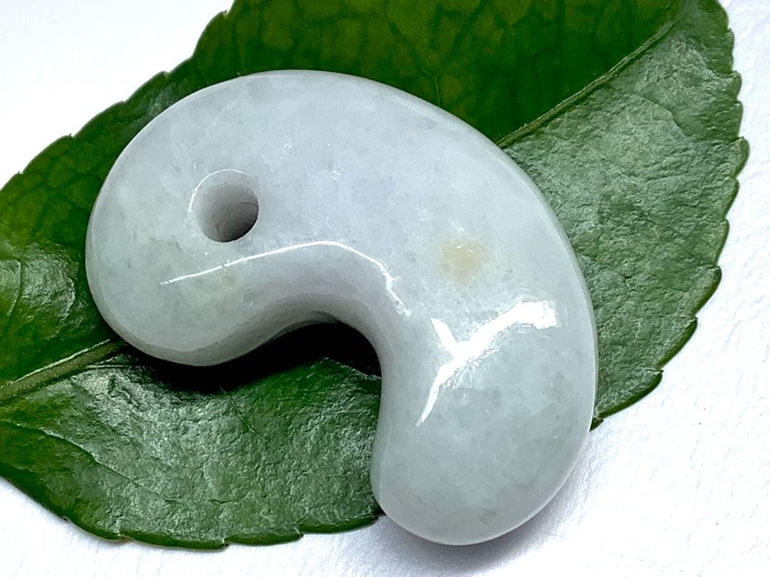 ✳粋の逸品‼️珍しい多彩色‼️糸魚川翡翠勾玉　数少ない1点 お守りに鑑定機関鑑別書