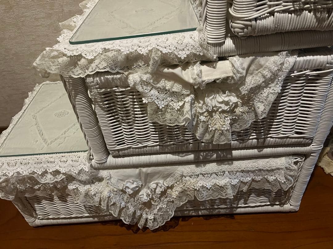 さえら　ラタン　レース装飾のホワイトラタン収納ボックス