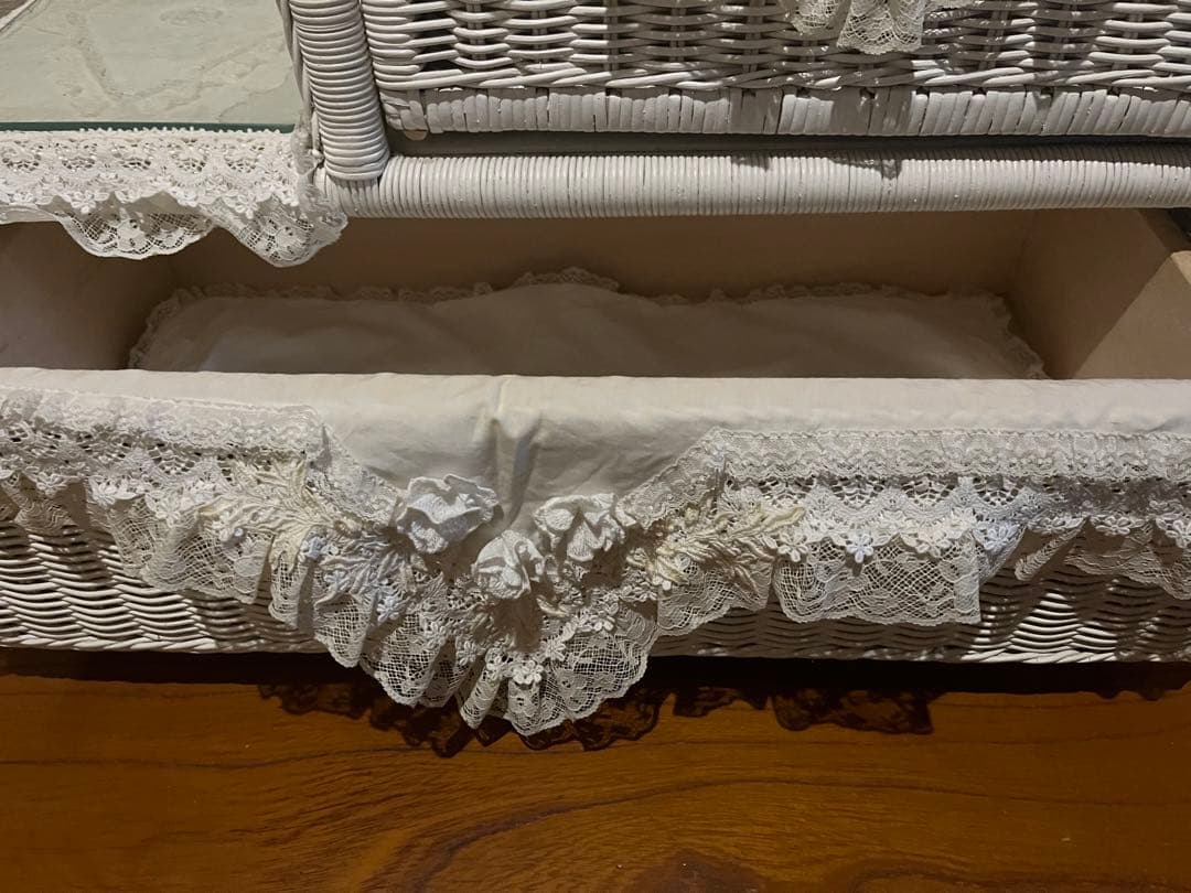 さえら　ラタン　レース装飾のホワイトラタン収納ボックス