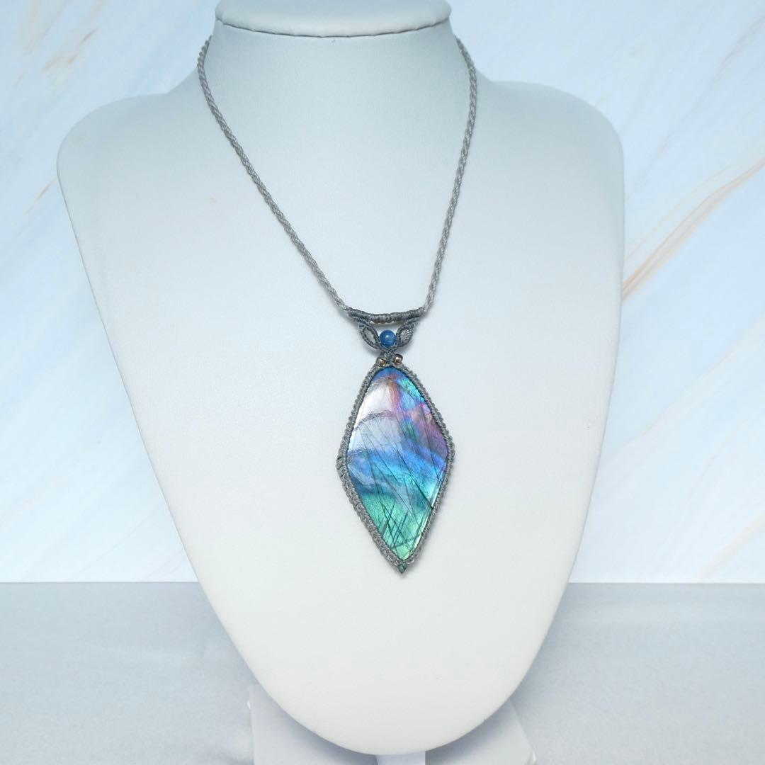 ねこまにあ　特大レインボーラブラドライトのマクラメネックレス