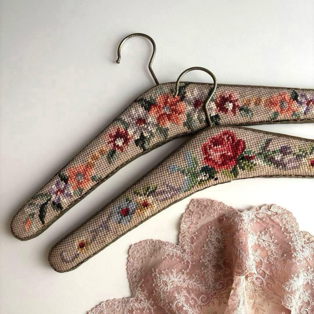 【フランス】刺繍 ハンガー ゴブラン織ヴィンテージ 花柄 木製 二点セット
