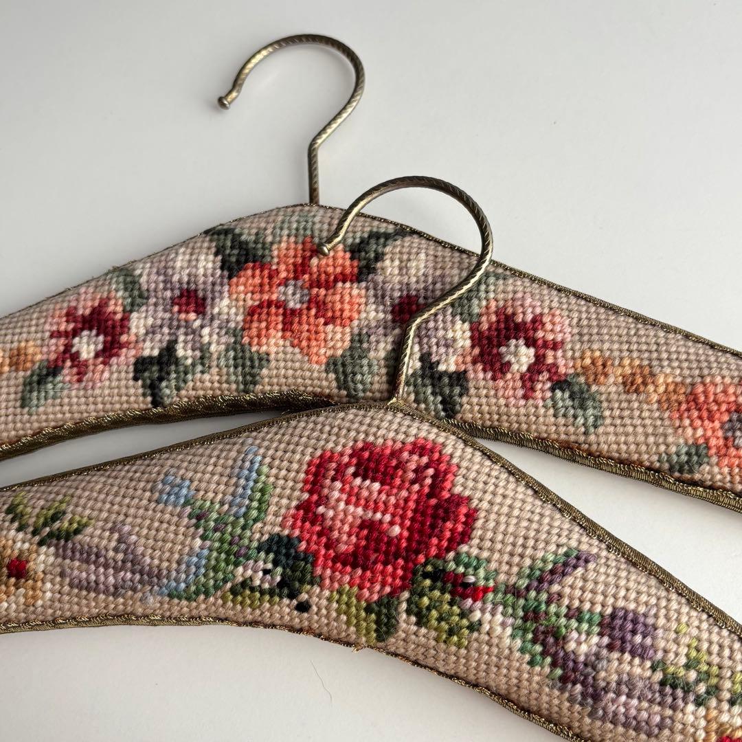 【フランス】刺繍 ハンガー ゴブラン織ヴィンテージ 花柄 木製 二点セット