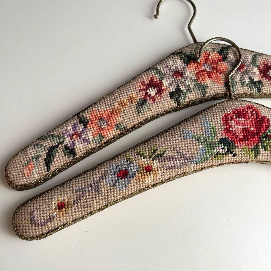 【フランス】刺繍 ハンガー ゴブラン織ヴィンテージ 花柄 木製 二点セット