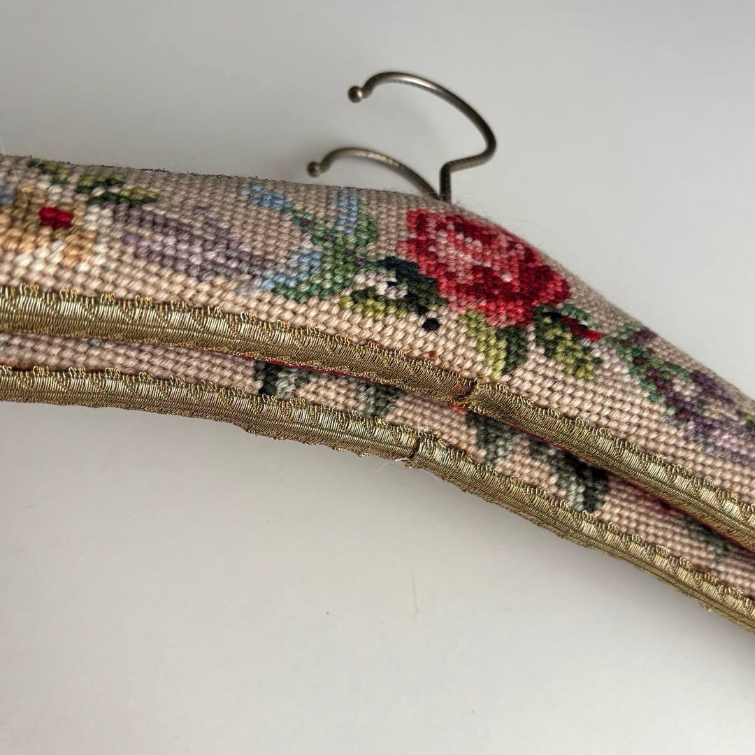 【フランス】刺繍 ハンガー ゴブラン織ヴィンテージ 花柄 木製 二点セット