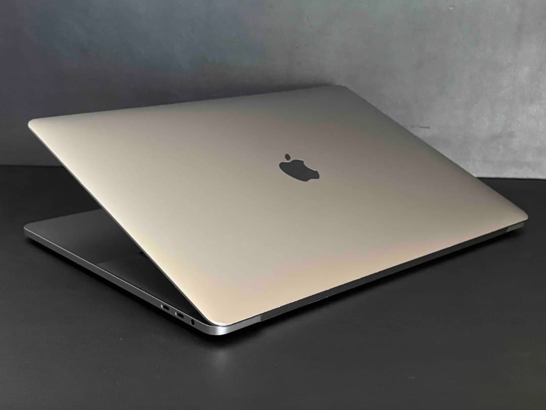 MacBook Pro 15㌅ Core i7 6Core・32GB・512GB