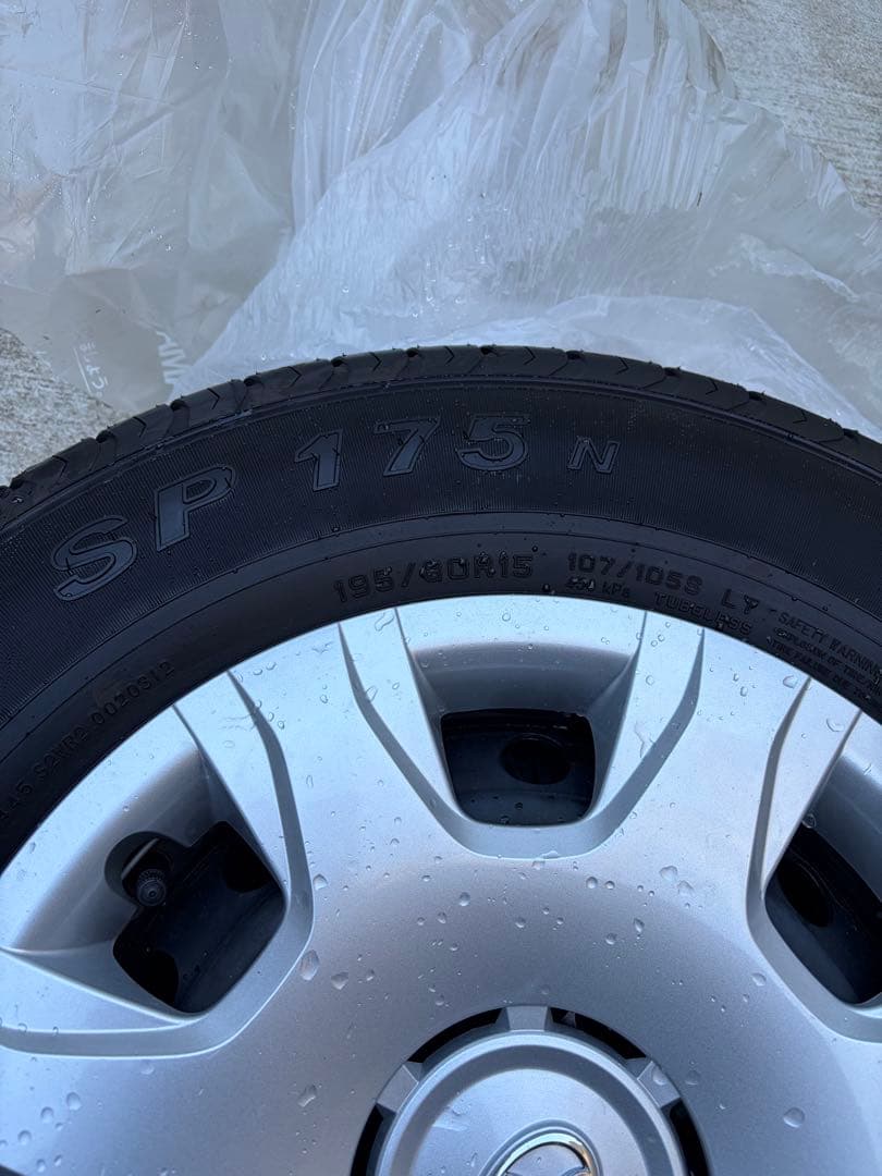 ハイエース200系　DUNLOP 15インチタイヤ・純正ホイール４本セット