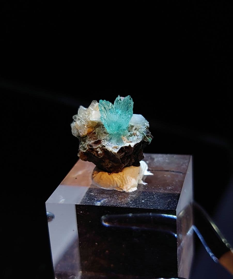 アポフィライト インド産 母岩付き 鉱石 鉱物 ミネラル 標本 原石 犬牙状 ④