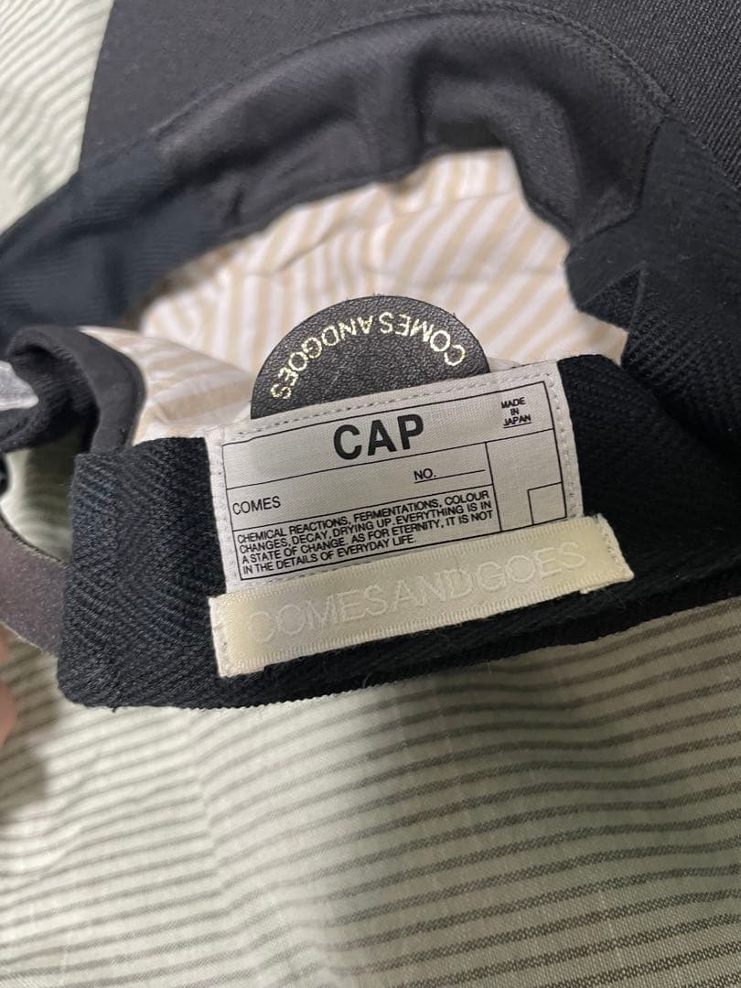 COMESANDGOES刺繍ロゴ キャップ 黒