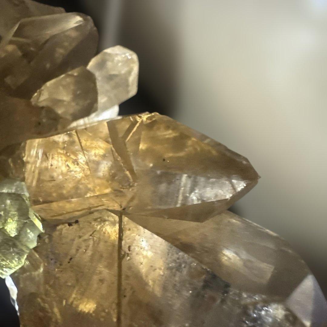 【極上品】希少　ゴールドルチルクォーツ クラスター 光台座付